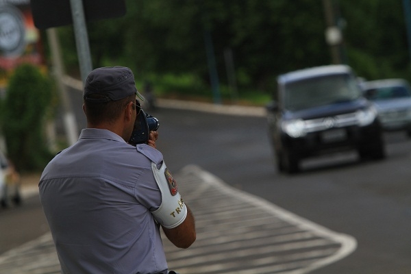 Policial monitora aparelho de fiscalização de velocidade na avenida Ismael Alonso y Alonso